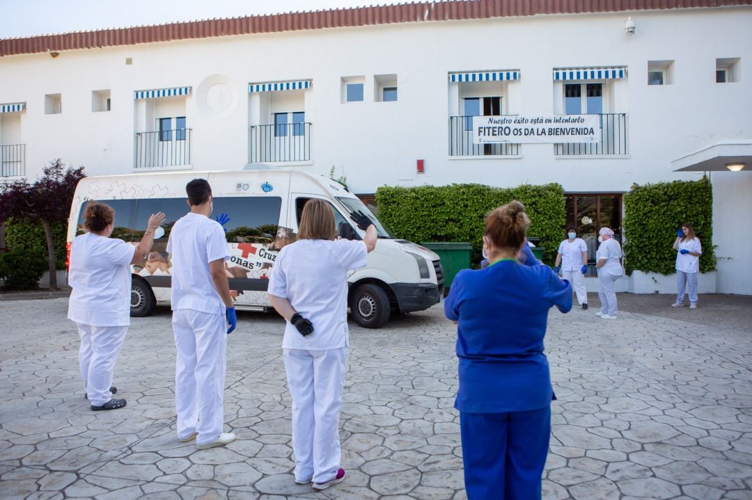 Momento de la despedida tras el cierre del Balneario de Fitero como centro residencial para mayores con COVID-19