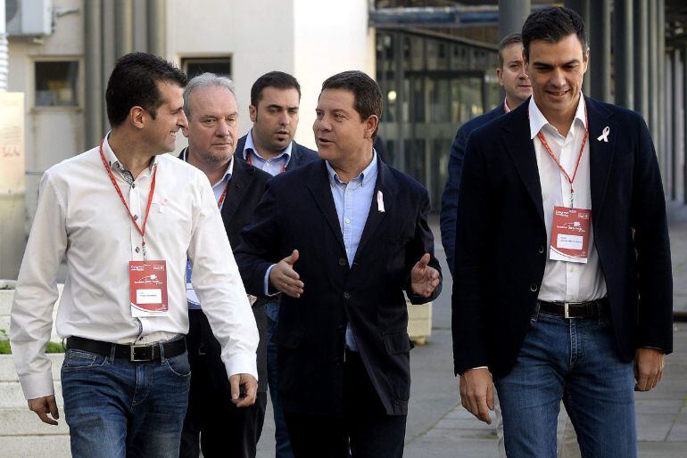 El secretario general del PSOE, Pedro Sánchez (d), y los secretarios generales del PSCyL y del PSCM, Luis Tudanca (i) y Emiliano García-Page (c) EFE/Nacho Gallego