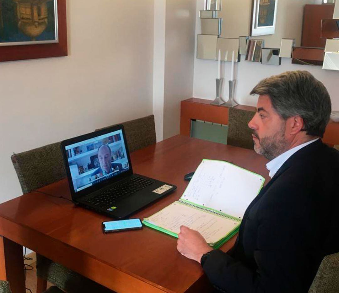 Pablo de Gracia en la primera de las dos reuniones telemáticas que ha mantenido con el president de la Generaltiat, Ximo Puig