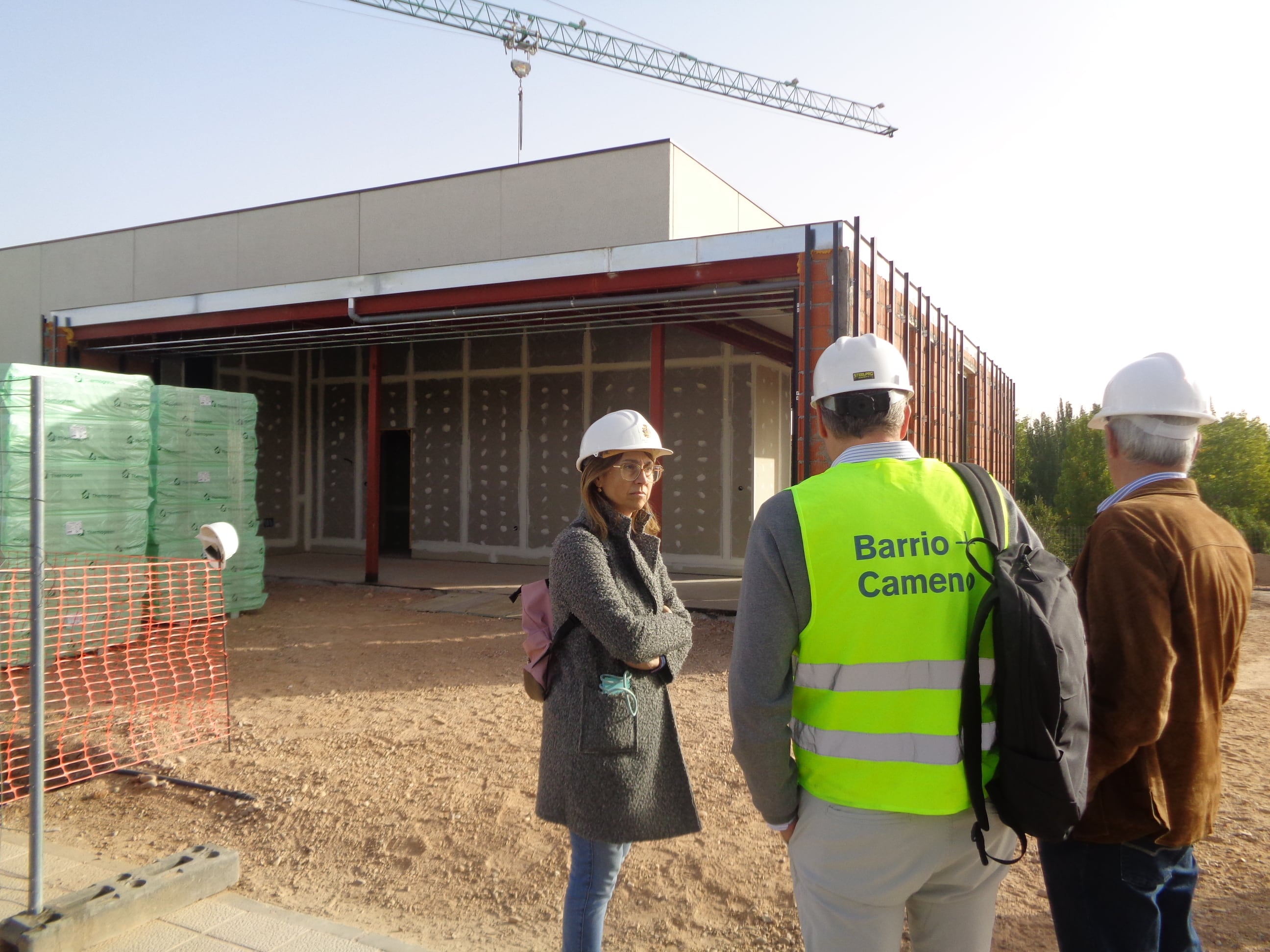 La alcaldesa visitaba este miércoles las obras, guiada por el director de obra, encargada a la firma Barrio y Cameno