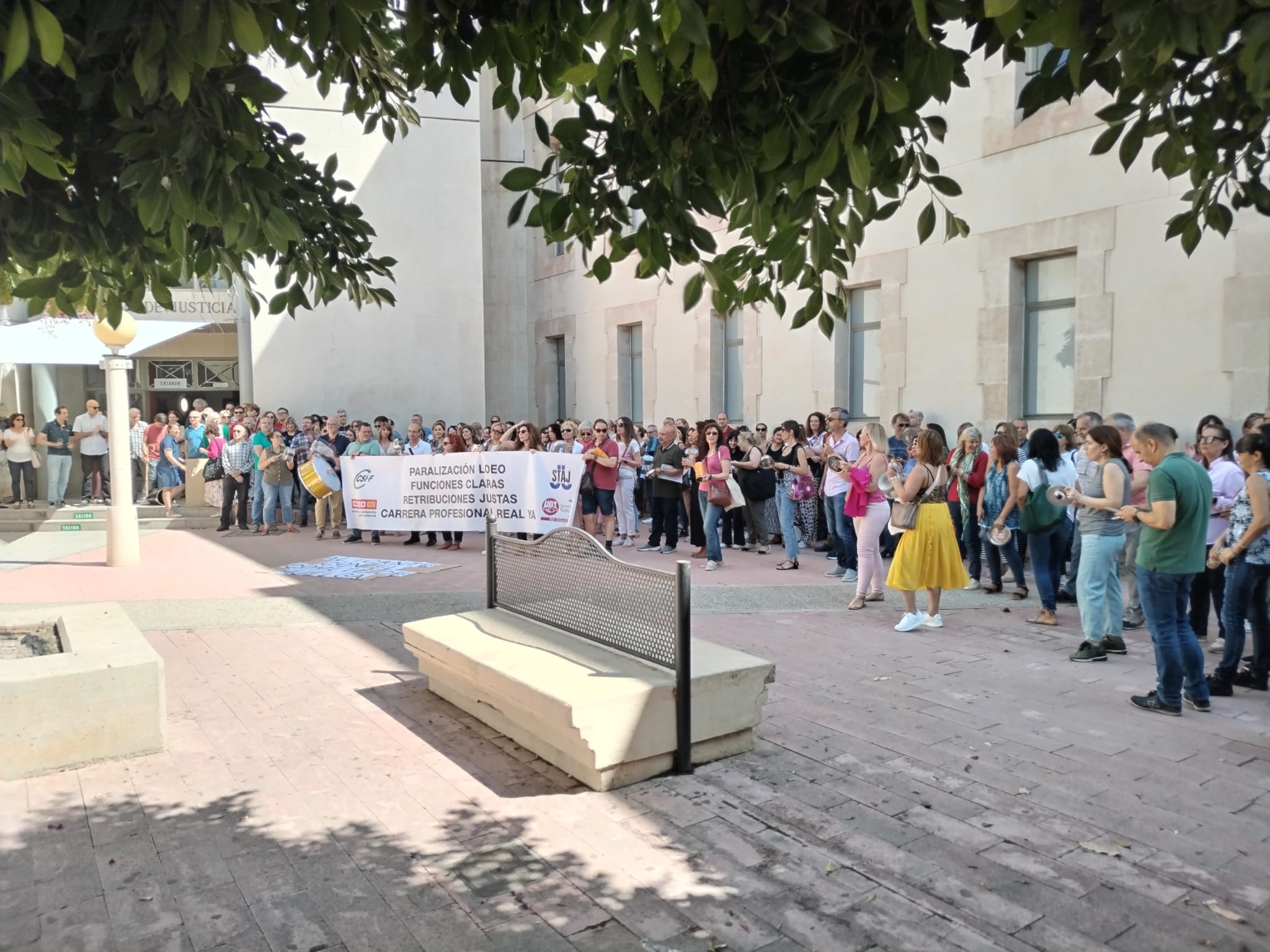 Concentración de funcionarios de justicia en el Palacio de Benalúa de Alicante