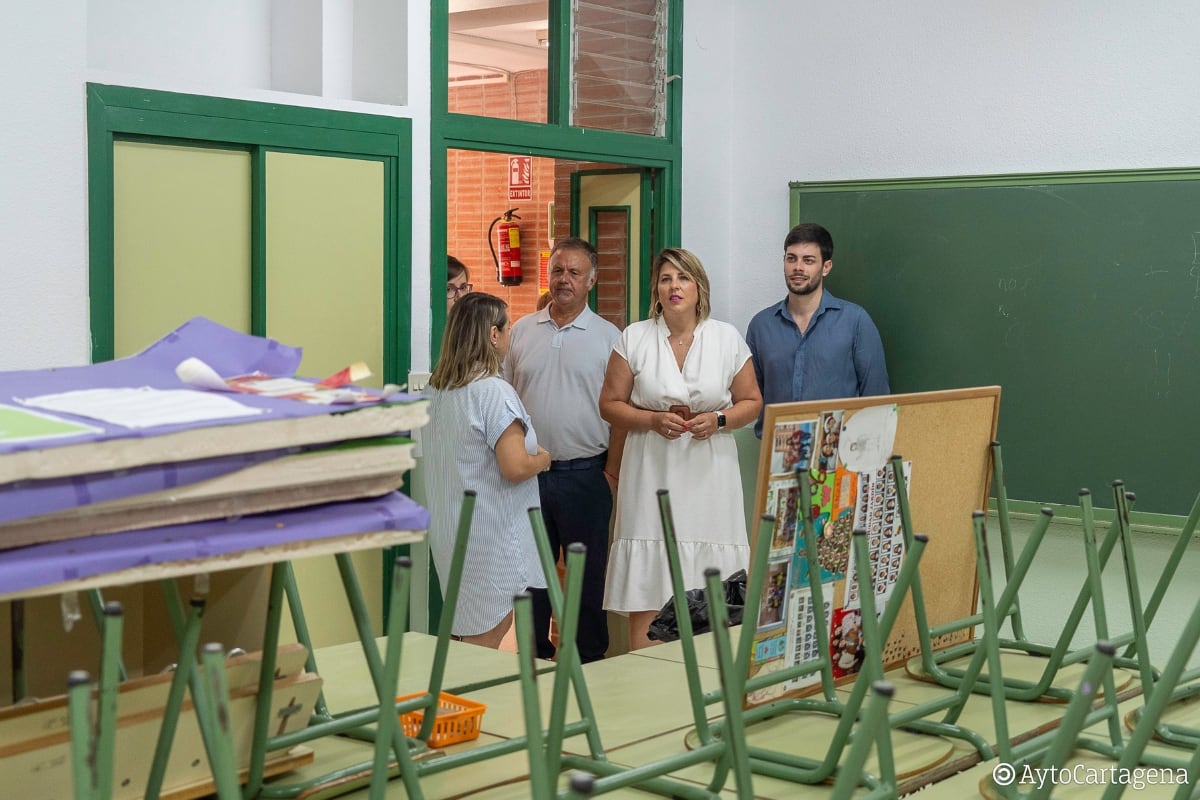 La alcaldesa Noelia Arroyo visita un colegio en una imagen de archivo