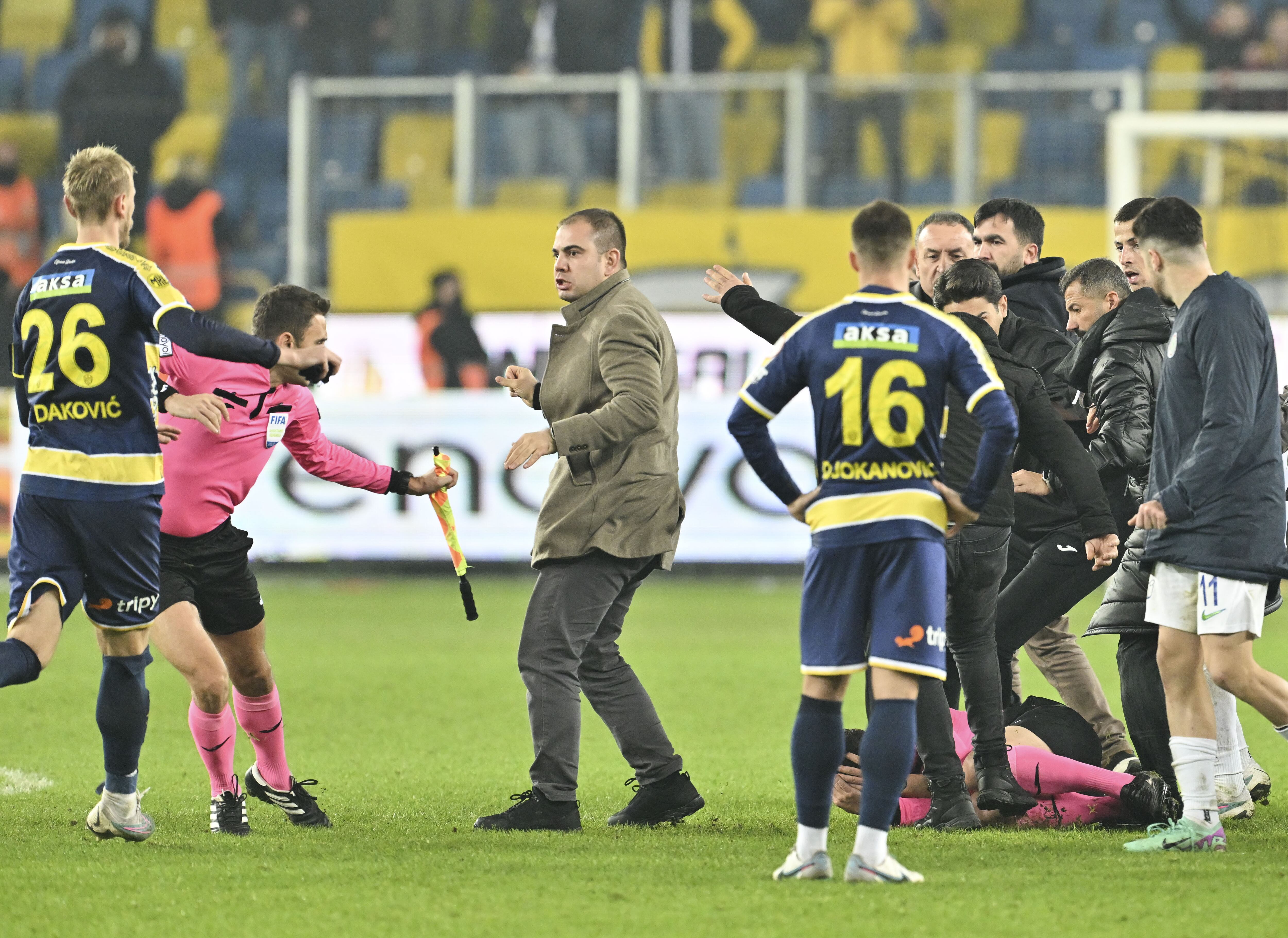 Faruk Koca le propicia un puñetazo a al árbitro Halil Umut Meler al termino del encuentro.