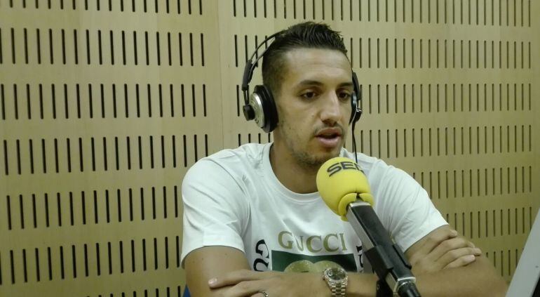 Zouhair Feddal, defensa del Betis, en los estudios de Radio Sevilla 