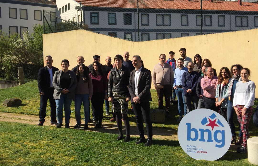 Ana Pontón y Luis Seara (centro) con los integrantes de la lista municipal para Ourense