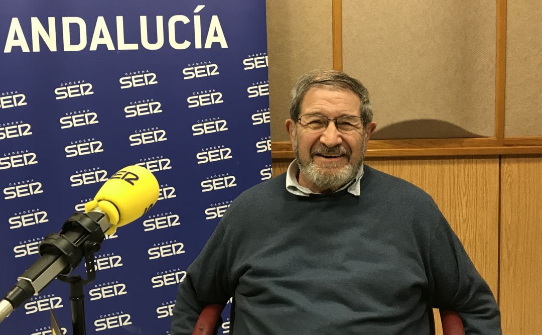 Valeriano Ruiz en el estudio central de Radio Sevilla