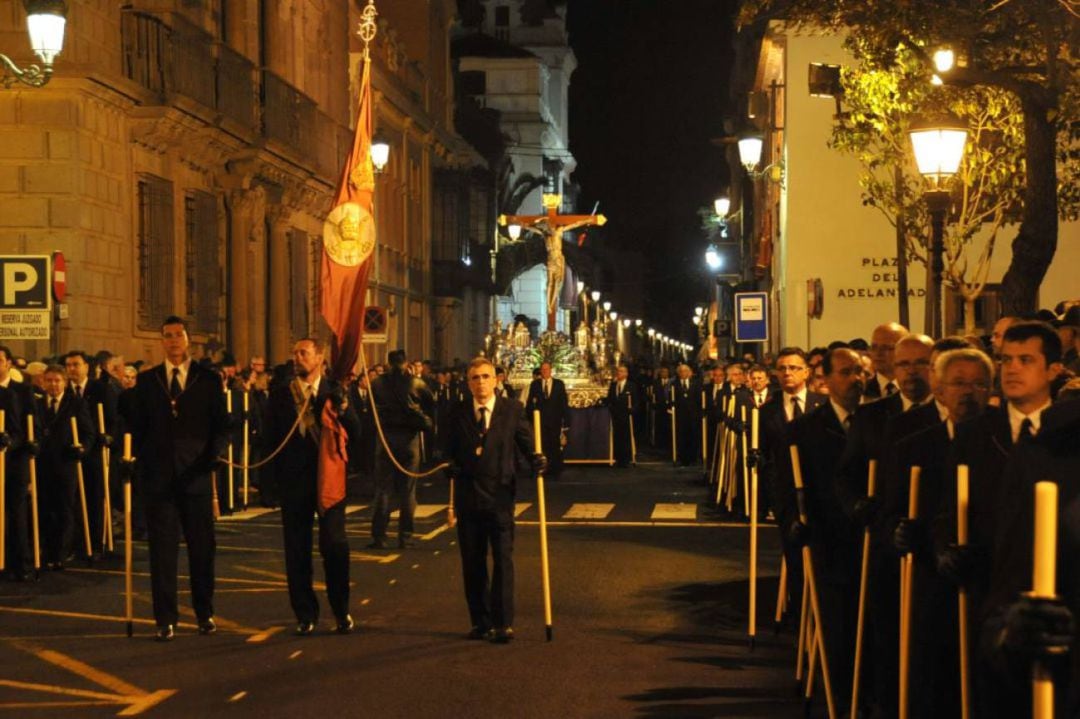 Integrantes de la Esclavitud del Cristo de  La Laguna en una procesión. 