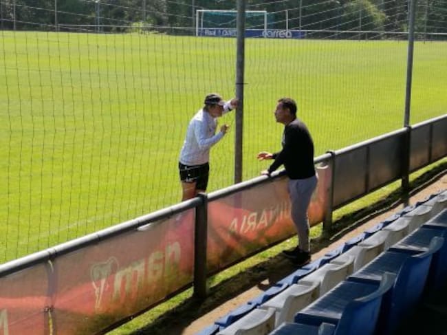 Roberto Pompei mantiene una charla con Juan Antonio Anquela después del entrenamiento en El Requexón.