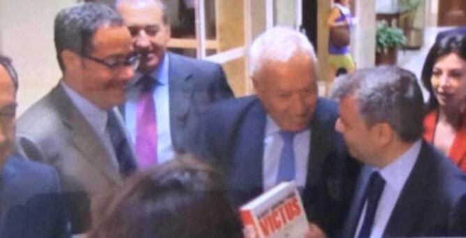 Diputats de CiU fan entrega d'un exemplar de 'Victus' al ministre Margallo