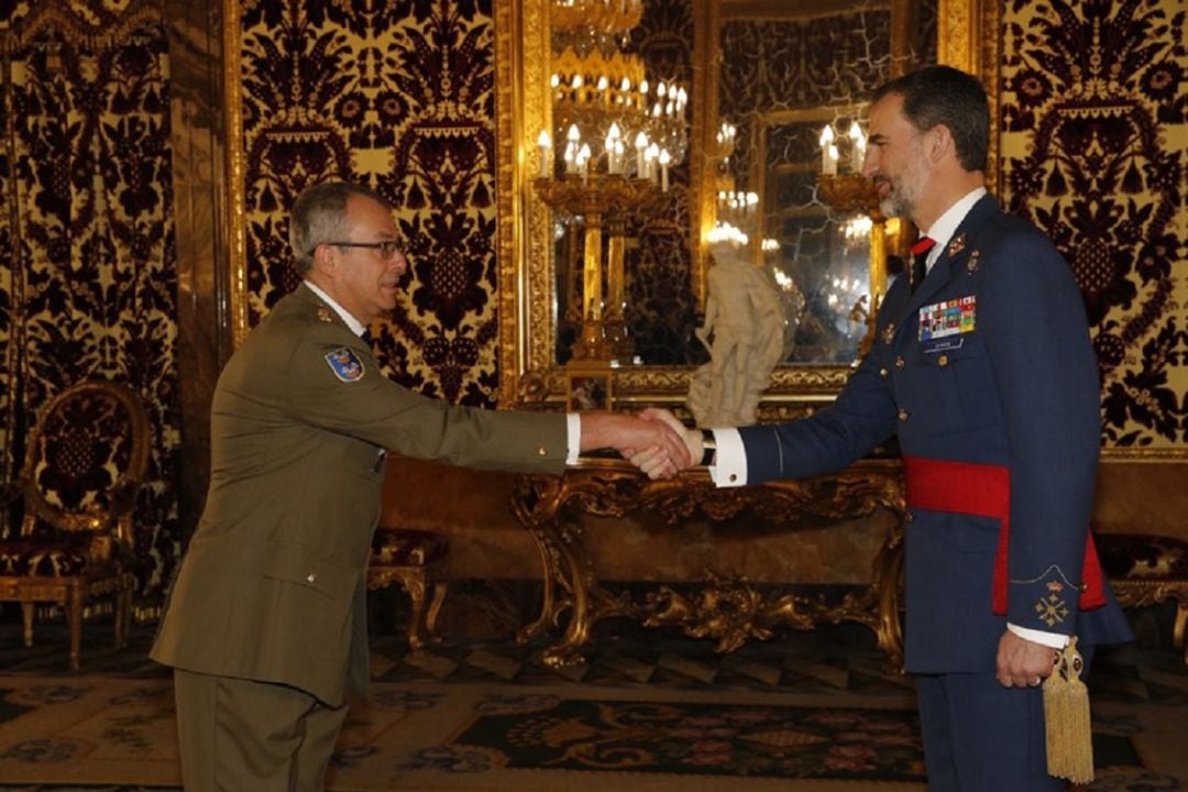 El coronel Andrés Centenera recibido en Audiencia por S.M. el Rey