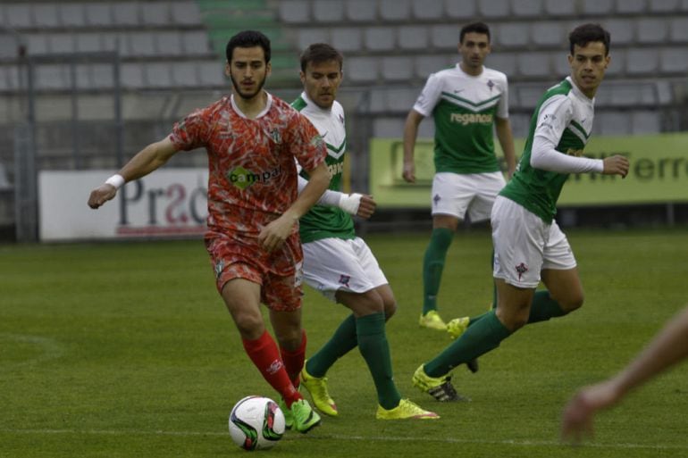 Ayub conduce el balón en un partido de la pasada liga