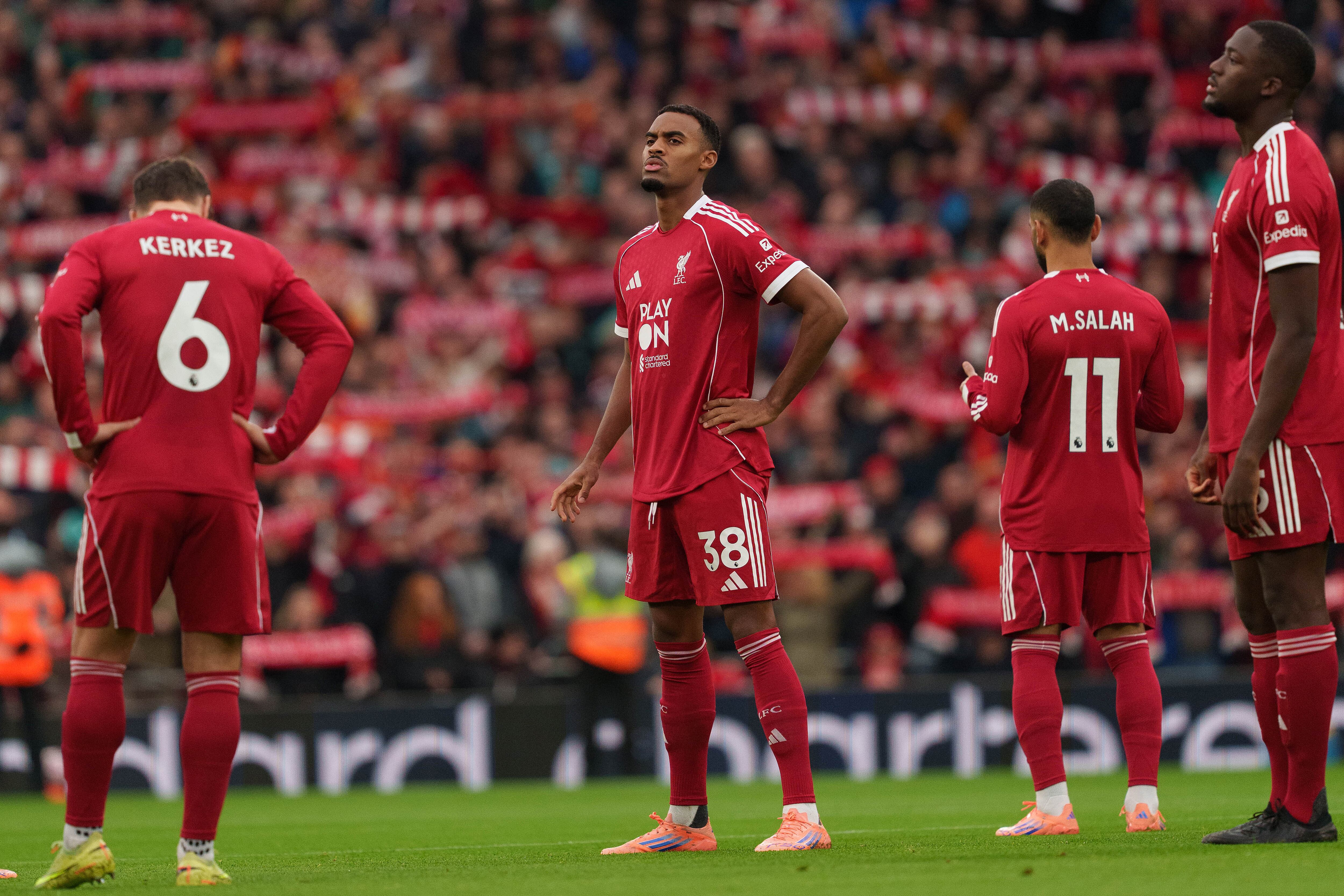 Jugadores del Liverpool durante el encuentro contra el Manchester United