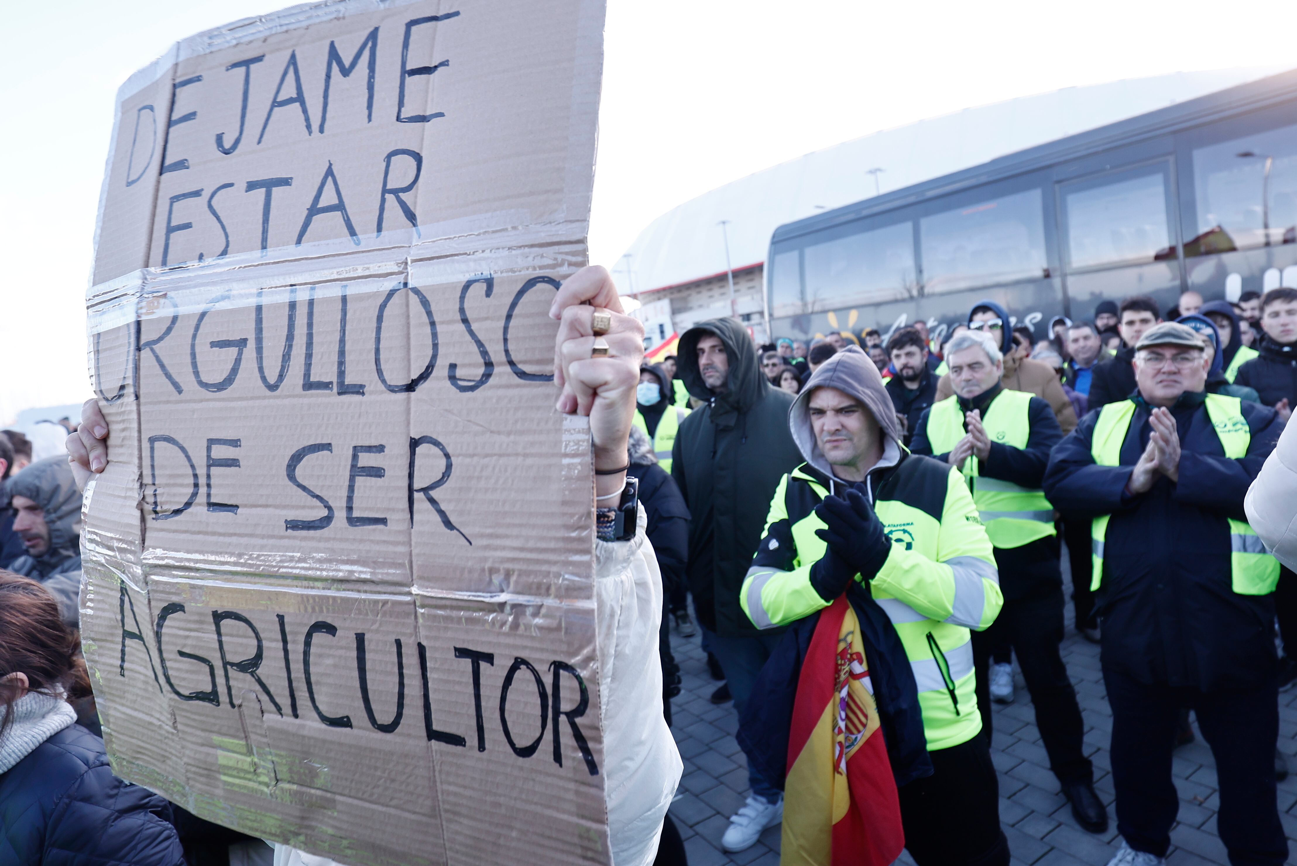 Decenas de personas en una concentración de transportistas organizada por la Plataforma Nacional por la Defensa del Transporte. EFE/ Sergio Pérez