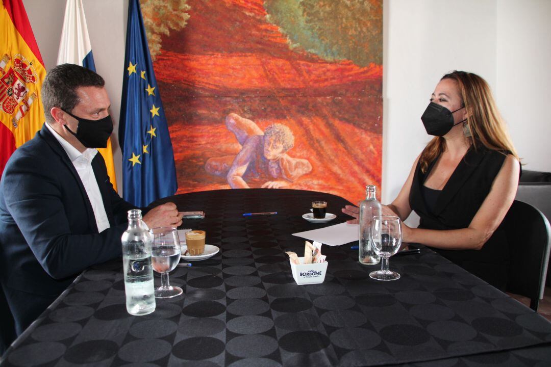 Óscar Noda, alcalded e Yaiza, con María Dolores Corujo, presidenta del Cabildo de Lanzarote.