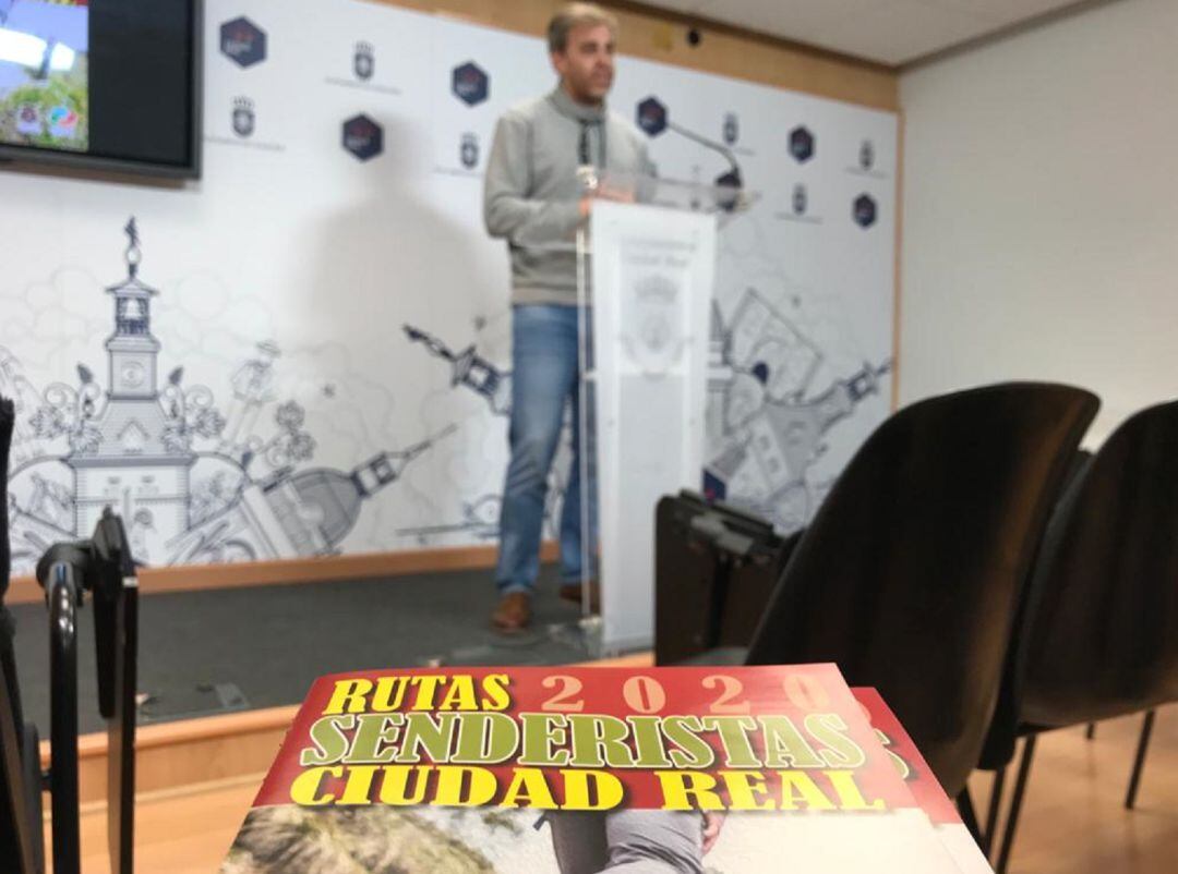 El concejal Antonio Gallego ha presentado el programa de rutas senderistas 