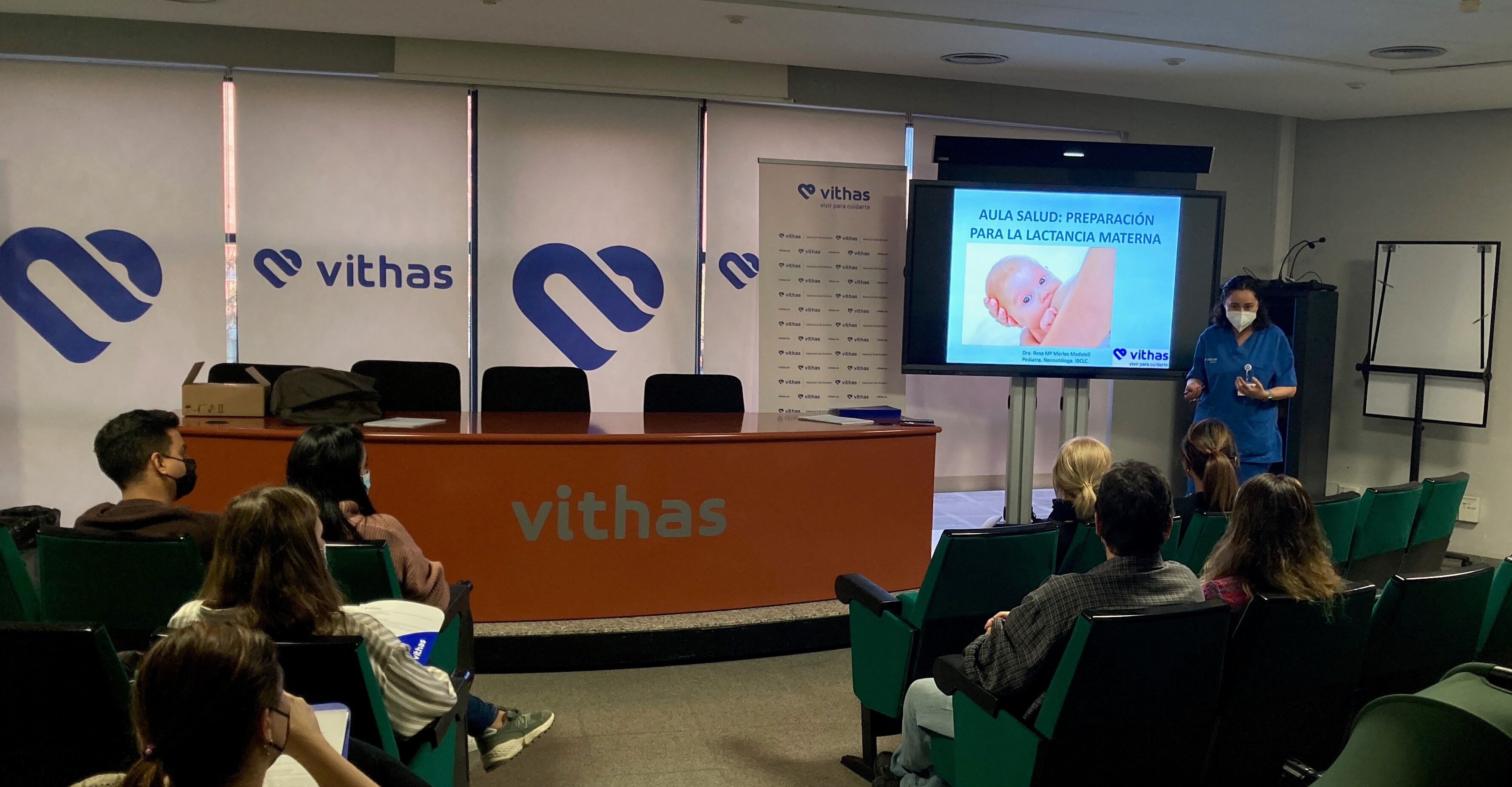 La doctora Rosa Merlos, pediatra, especialista en neonatología en el Hospital Vithas Valencia 9 de Octubre e IBCLC impartiendo una charla sobre lactancia materna