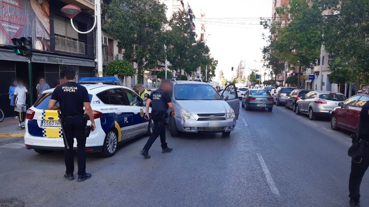 La Policía Local de Elche en el lugar de los hechos en la Avenida de Novelda