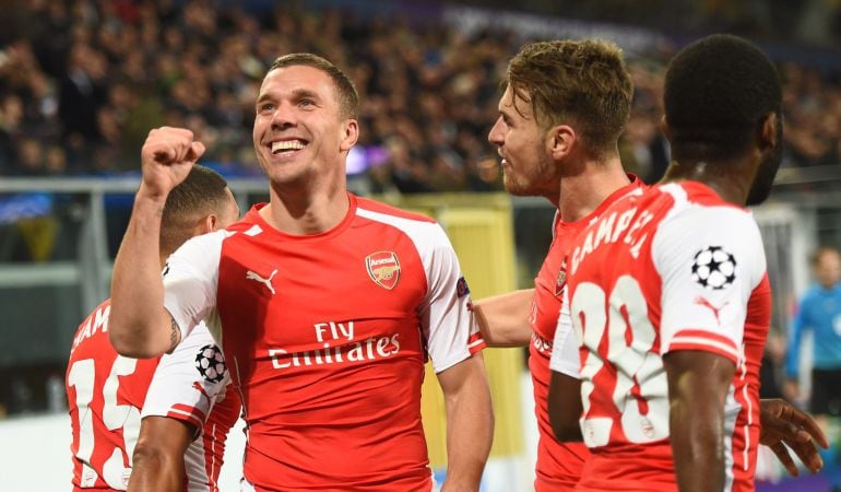 Lukas Podolski celebra un gol ante el Anderlecht con sus compañeros del Arsenal