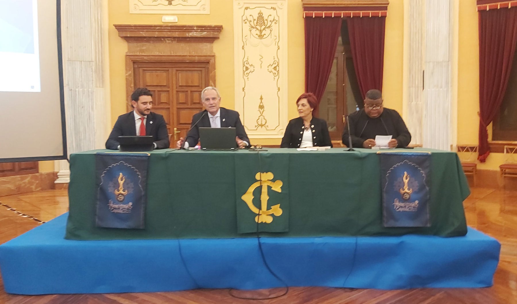 Mesa presidencial del acto con el primer tro de la Filà Abencerrajes, Pepe Sanz, el capitán moro Indalecio Carbonell, la presidenta de la Archicofradía, Reme Perelló iy el consiliario Jesús Fuentes Popa