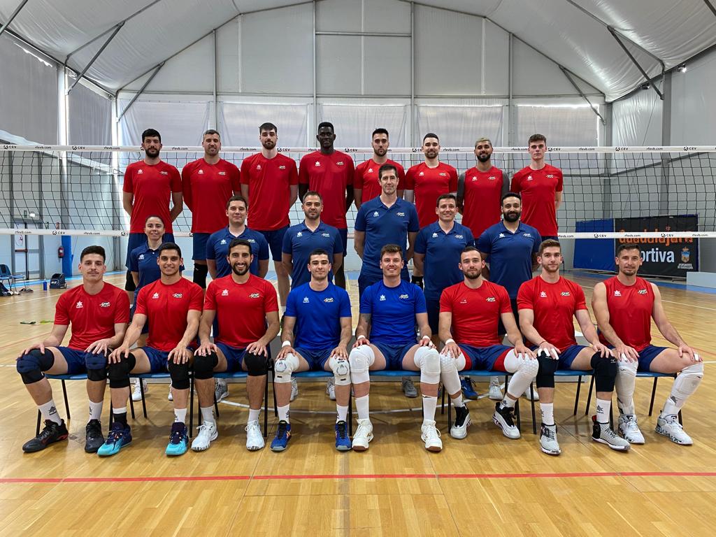 La selección española absoluta masculina de voleibol, con la extremeña Judith Pérez como delegada.