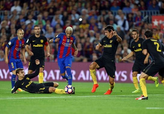 Neymar, rodeado de jugadores del Atlético.