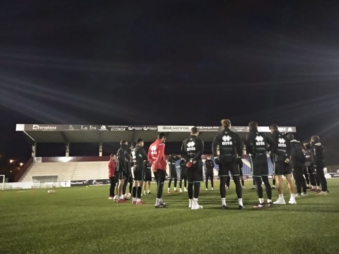 Los jugadores del Unionistas antes de un entrenamiento en el Reina Sofía