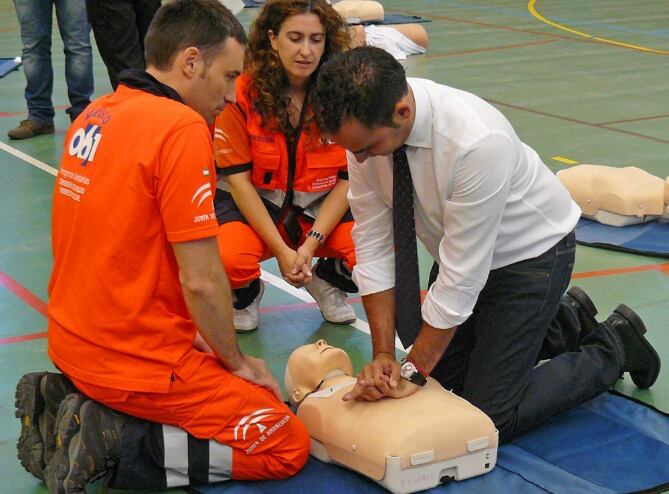 El delegado de salud, Daniel Pérez, colaborando con EPES