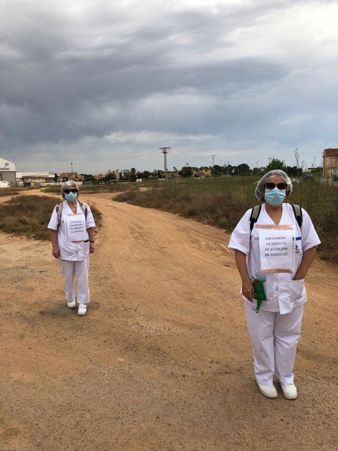 Enfermeras acudiendo a pie a atender a domicilio a pacientes de Covid-19