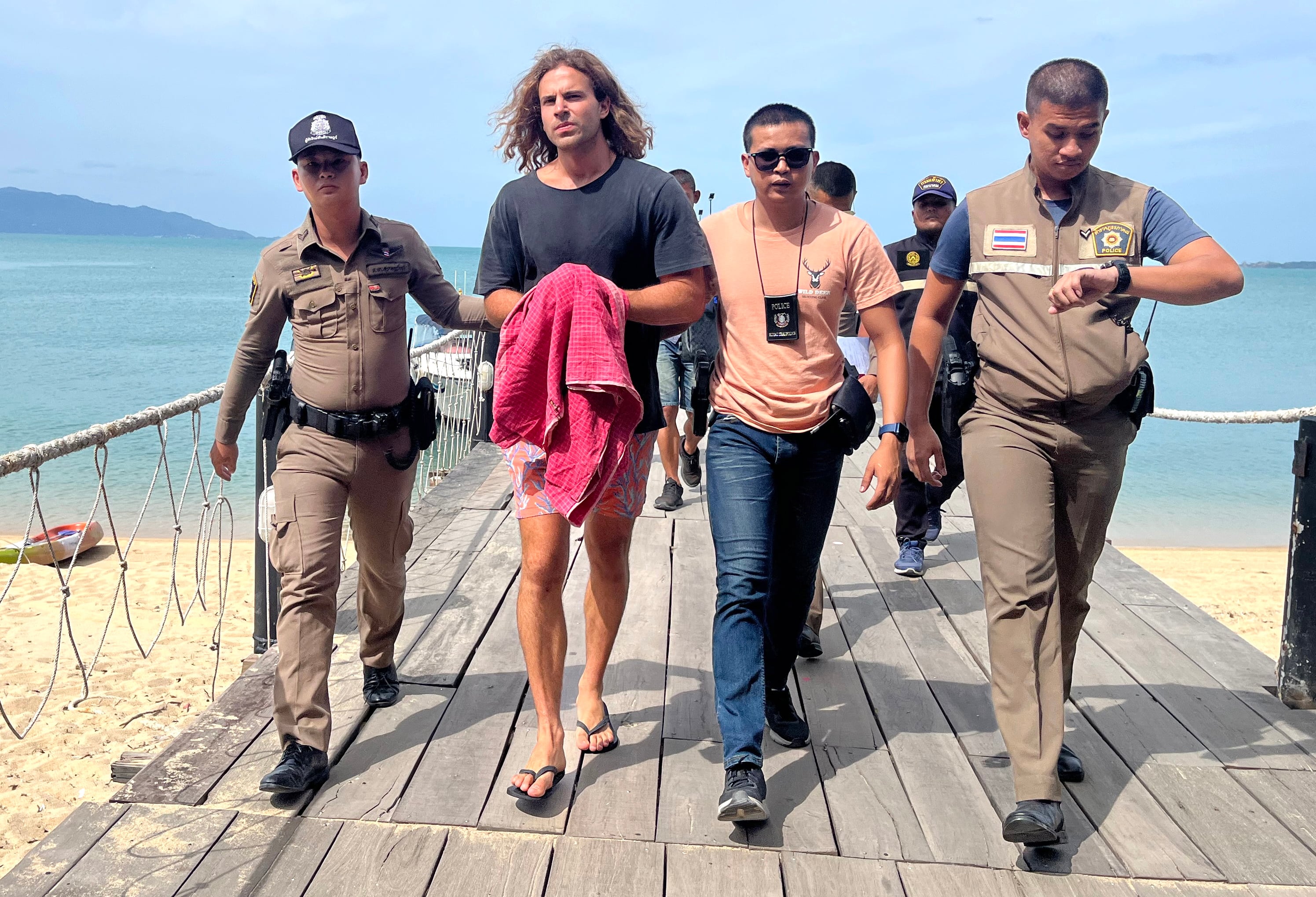 -FOTODELDIA- KOH PHANGAN (TAILANDIA), 07/08/2023.- El chef español Daniel Jerónimo Sancho, hijo del actor Rodolfo Sancho, es escoltado por la policía tailandesa en el puerto de la isla Koh Samui, en Tailandia, de camino a los juzgados. El joven de 29 años ha sido acusado de asesinar al cirujano colombiano Edwin Arrieta Arteaga y de desmembrar su cuerpo para luego depositar las partes en el vertedero y en el mar, según datos policiales. EFE/Somkeat Ruksaman
