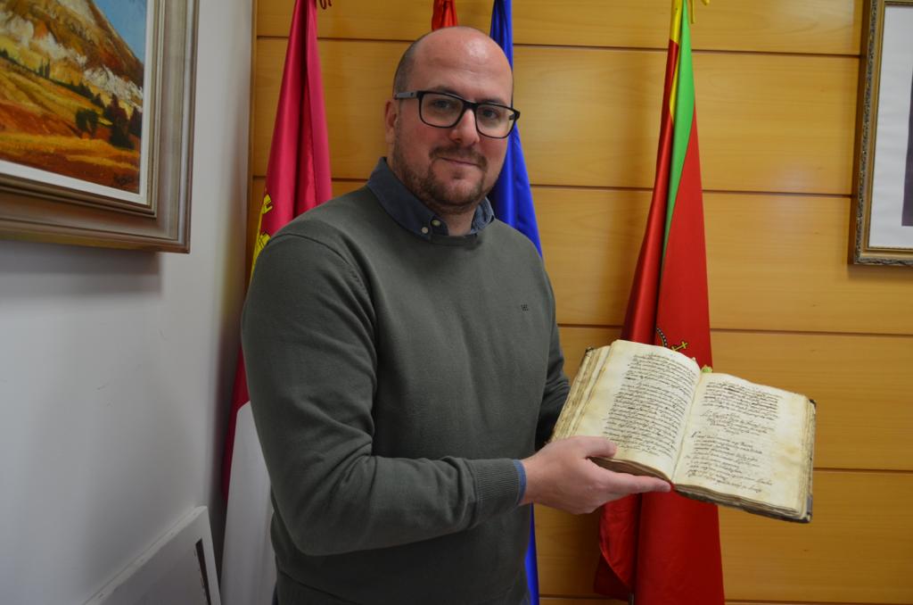 Lucas Castillo, alcalde Yunquera, con el manuscrito