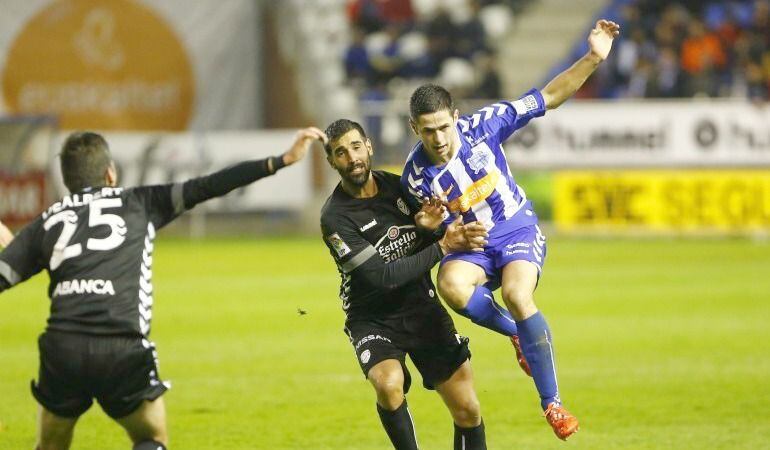 El alavés Asier Benito volvió a jugar y debutó en Mendizorroza.