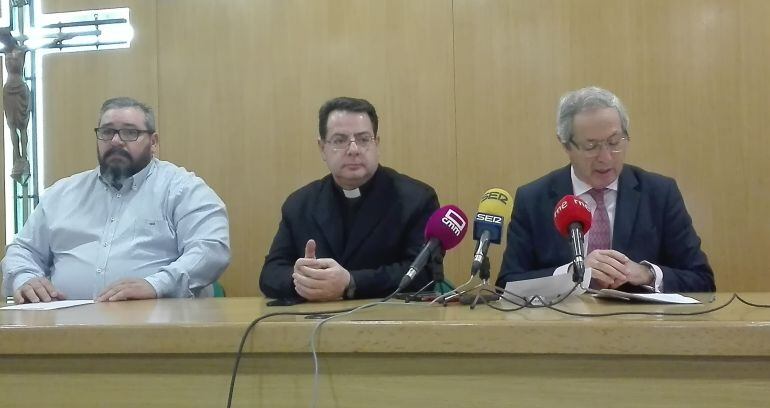 Miembros de la Junta de Cofradías junto al Vicario Episcopal