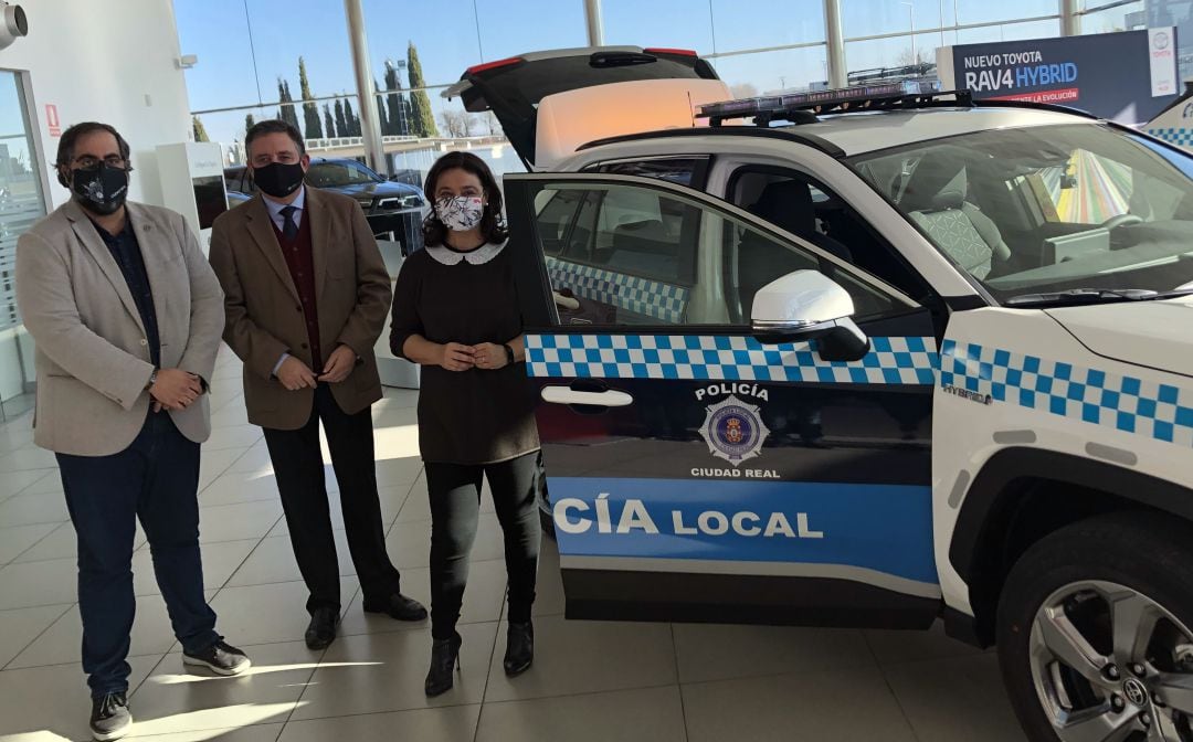 Presentación de los nuevos vehículos policiales en el concesionario de Toyota