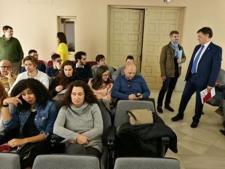 El presidente Vázquez saluda a uno de los profesores que acompañaba a los estudiantes de la UVA