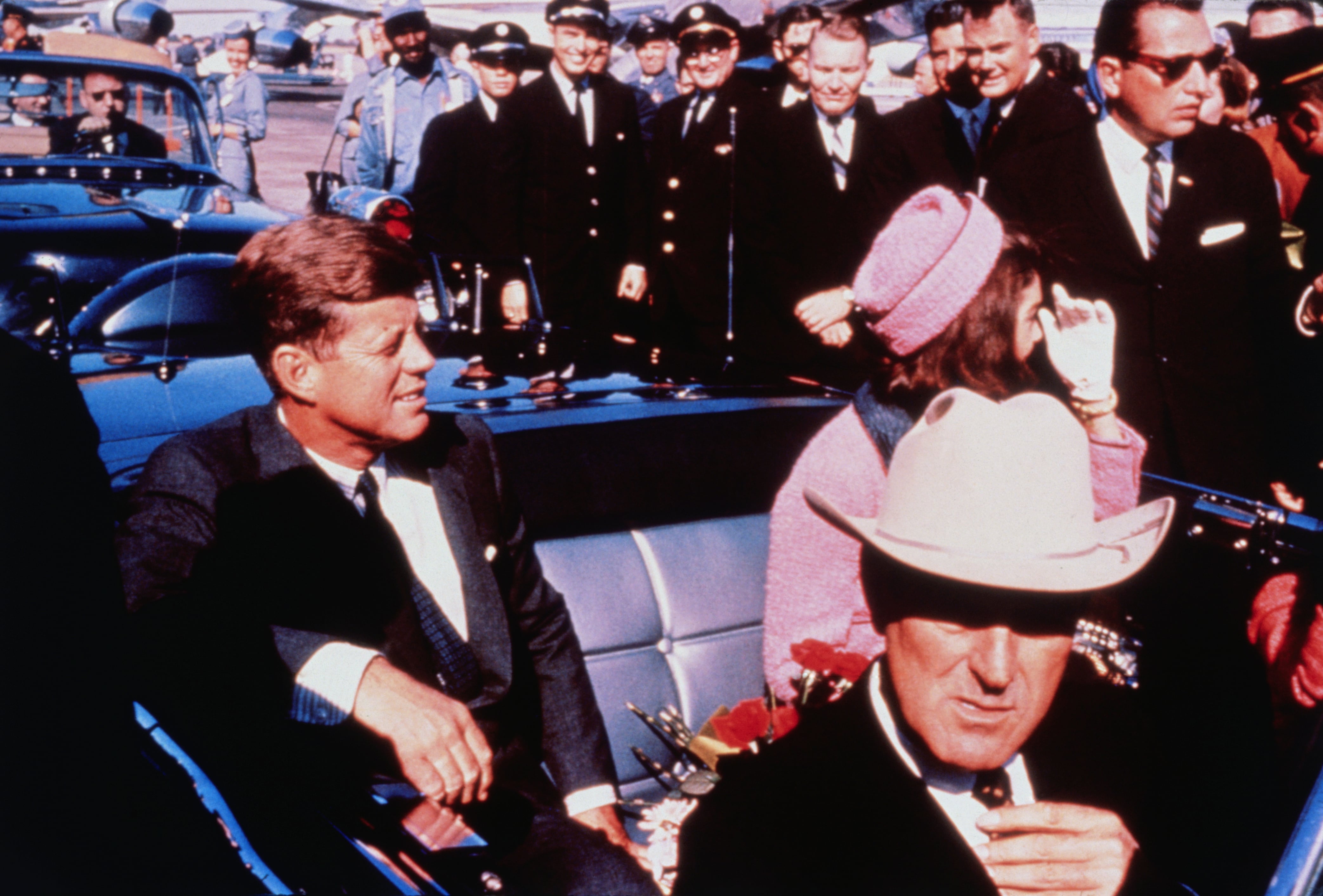 John Fitzgerald Kennedy y su mujer Jacqueline instantes antes de su asesinato en Dallas en 1963