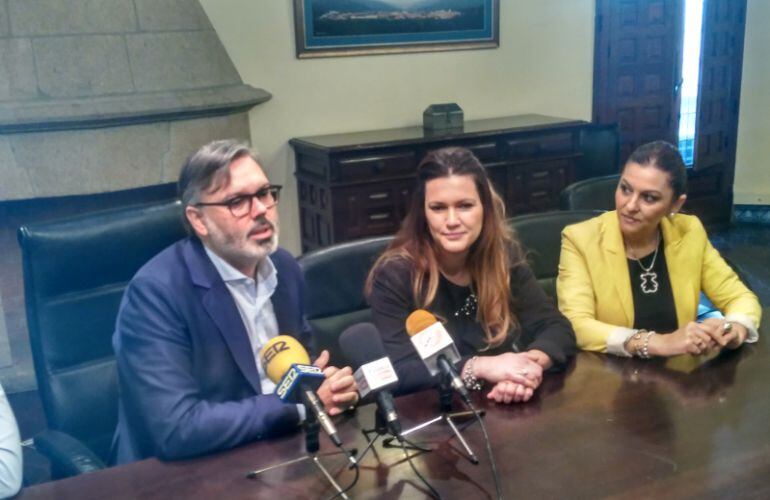 Laura Mordillo, centro, durante la recepción en el Ayuntamiento de Plasencia