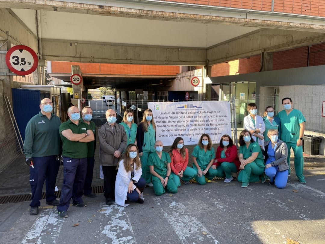 Profesionales del Hospital &#039;Virgen de la Salud&#039; junto al cartel que anuncia su cierre definitivo