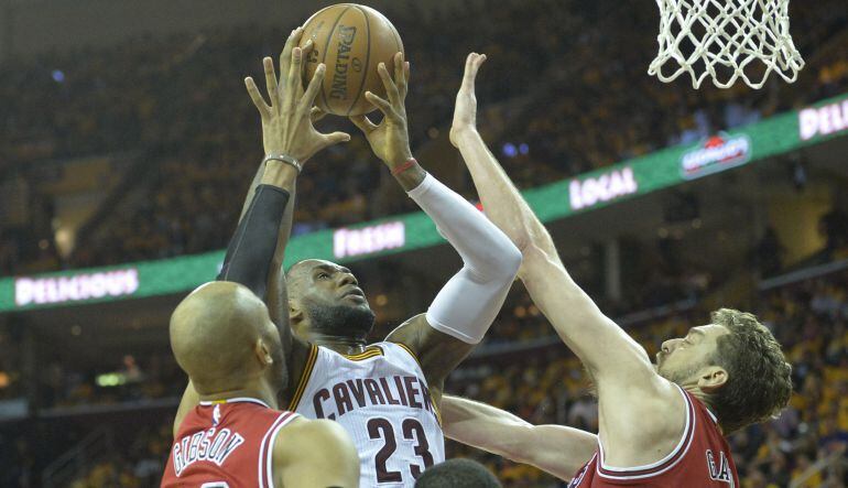 LeBron James intenta anotar alte Pau Gasol en el primer partido de las semifinales de la Conferencia Este.