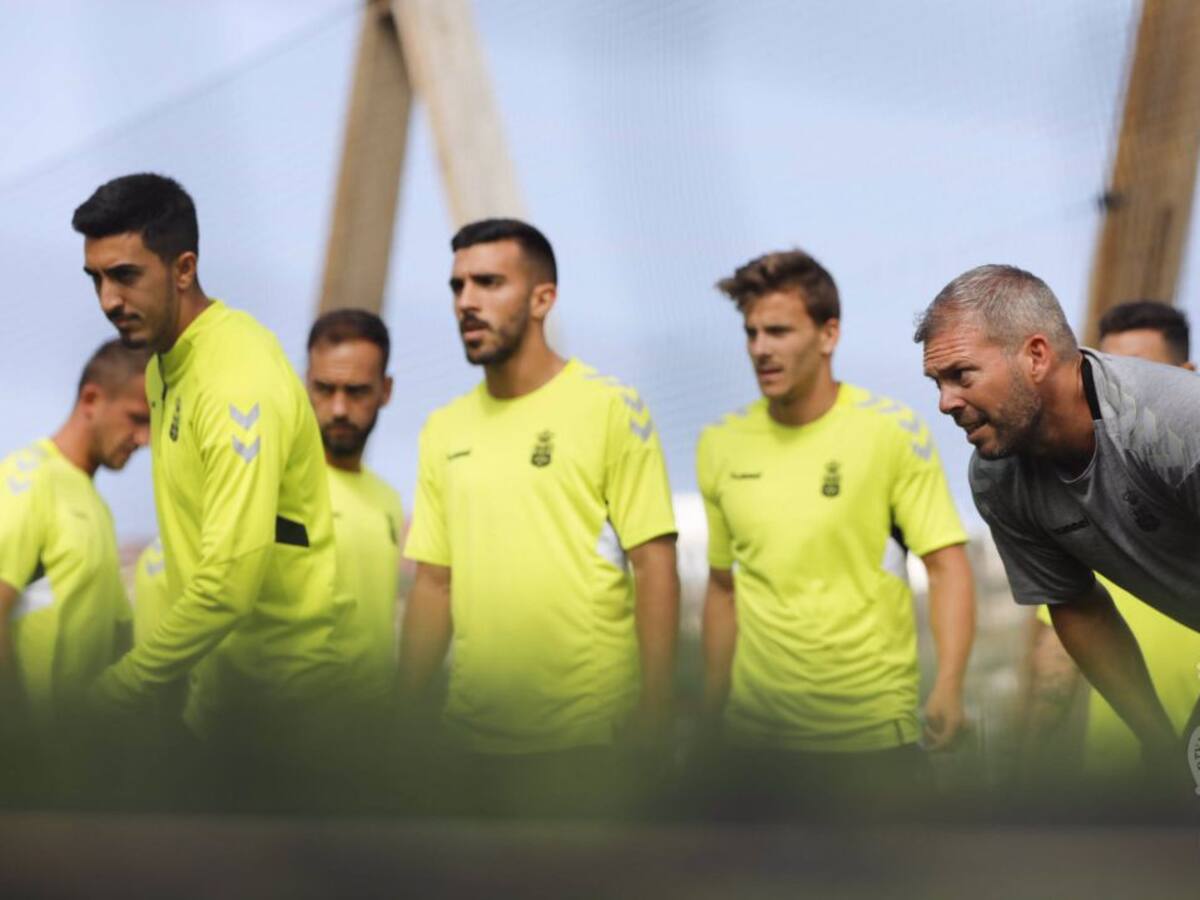 Las Palmas recibe con muchas bajas al recién descendido Huesca