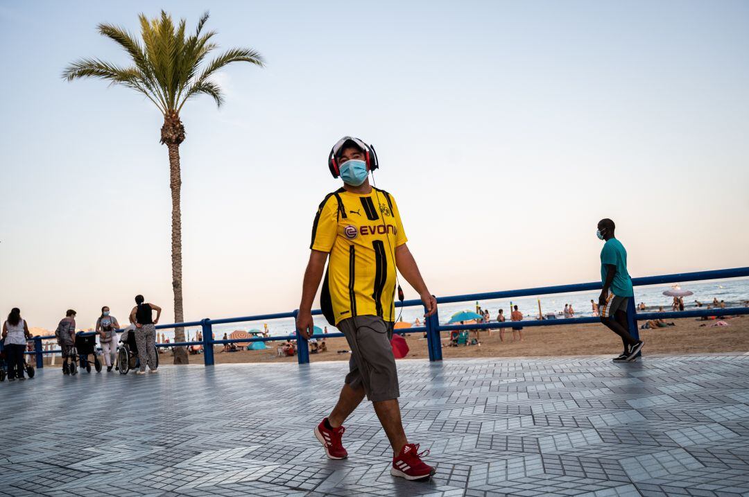Paseantes por el Paseo Marítimo