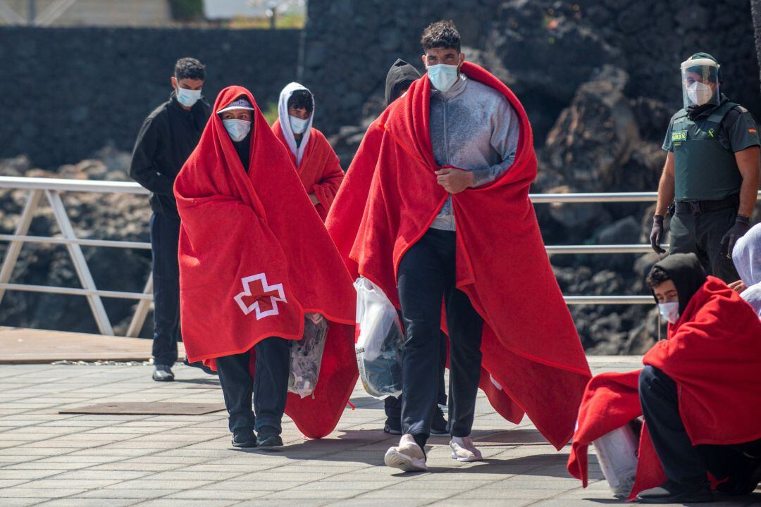Efectivos de emergencia trasladan al muelle de Órzola a los inmigrantes llegados en una patera a la isla de La Graciosa.