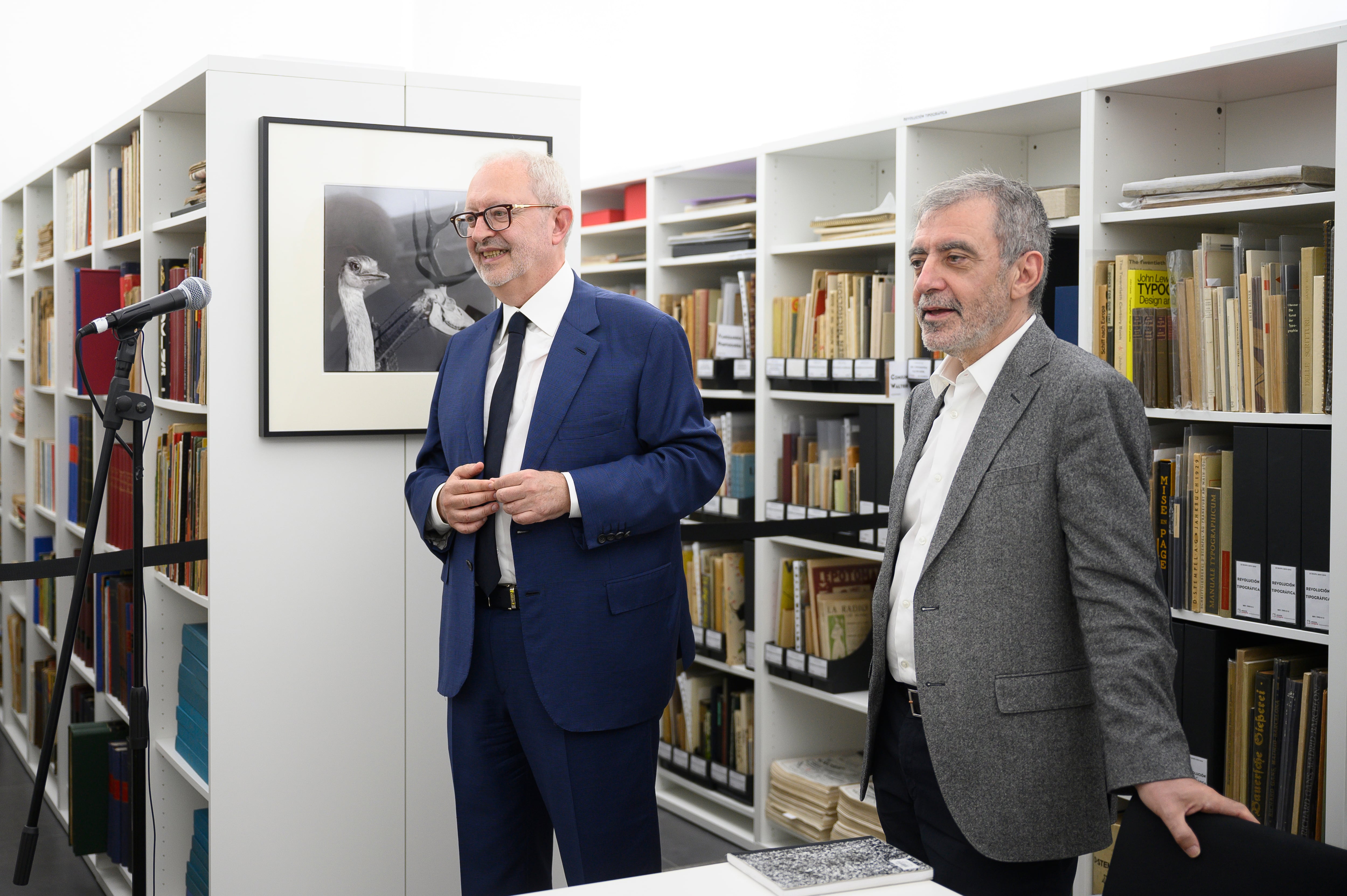 GRAF5590. HERAS (CANTABRIA), 27/07/2022.-El director del Museo Reina Sofía, Manuel Borja-Villel (d), y el coleccionista José María Lafuente (i) tras la firma del contrato por el que el Estado español adquiere el Archivo Lafuente, un gran fondo documental de arte moderno y contemporáneo compuesto por unas 130.000 piezas que estará a disposición del público en la antigua sede del Banco de España en Santander, este miércoles en la localidad cántabra de Heras. FOTO/EFE/Pedro Puente Hoyos
