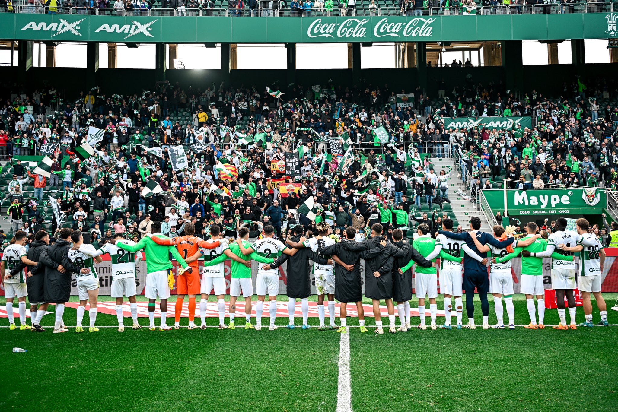 Los jugadores del Elche celebran con la afición su victoria copera ante Las Palmas