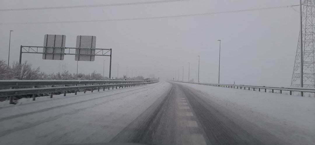 La nieve provoca dificultades de circulación en algunas carreteras de la provincia