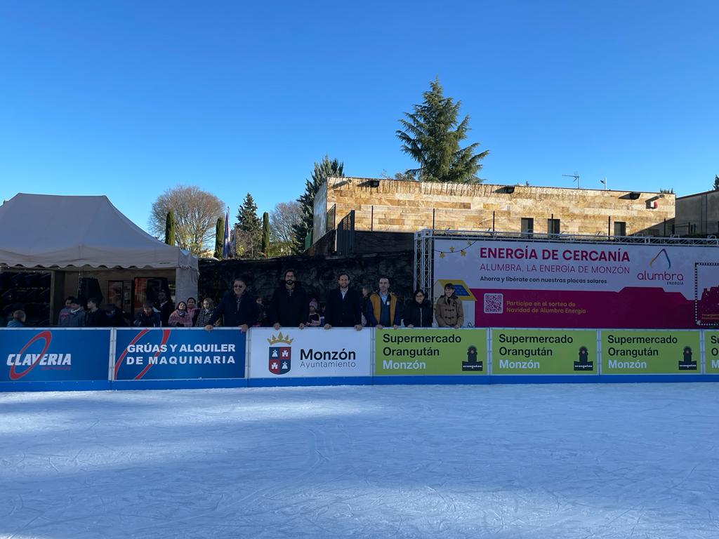 Autoridades en la gran pista de hielo de Monzón