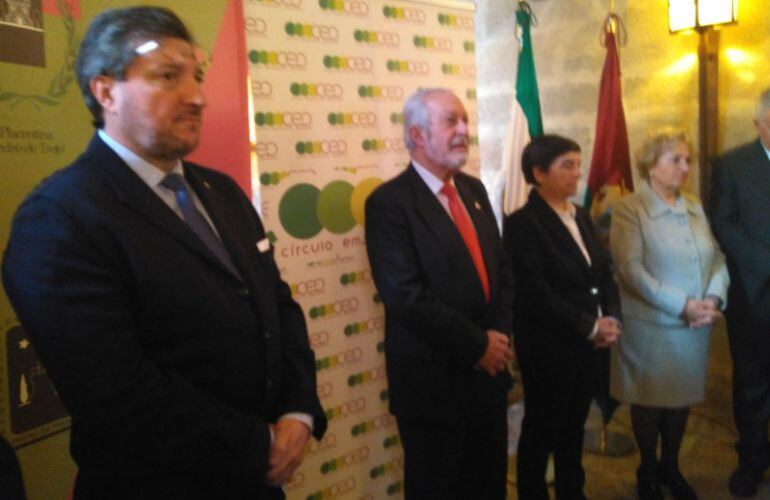 El presidente del Cículo Empresarial Placentino (i), el de la ACP "Pedro de Trejo" (d) en un momento durante la entrega de premios