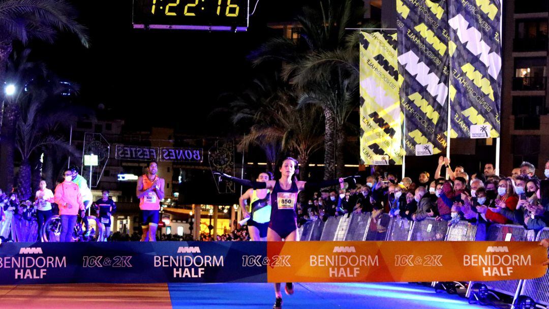 Mari Ángeles Magán se impone en la categoría femenina de la Benidorm Half 2021