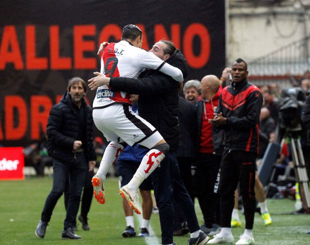 GRAF6919. MADRID, El delantero del Rayo Vallecano Raúl de Tomás celebra su gol ante el Valencia CF, el primero del partido correspondiente a la jornada 31 de la Liga Santander disputado esta tarde en Vallecas, en Madrid. EFE, Víctor Lerena