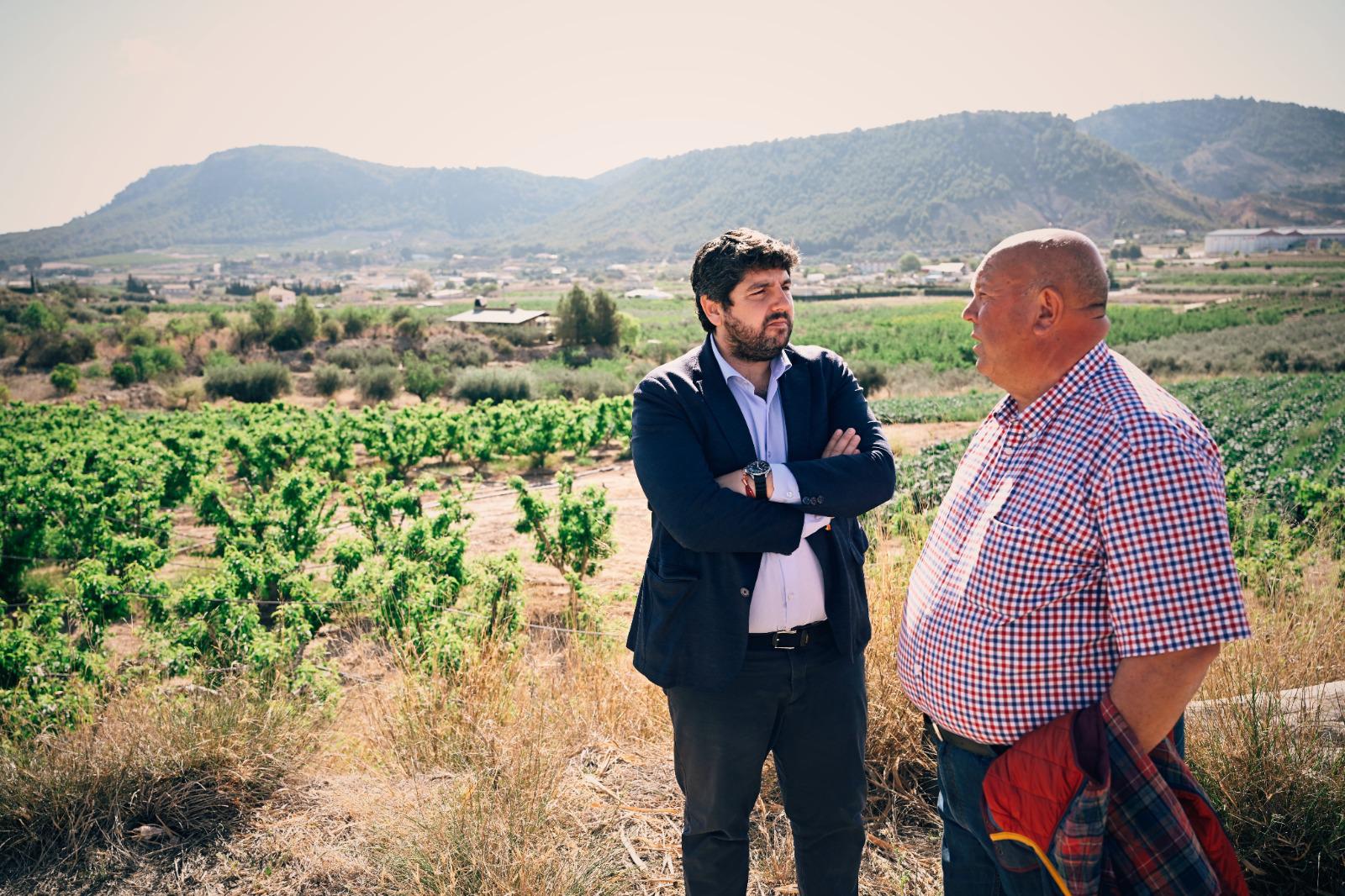 El presidente de la Región de Murcia, Fernando López Miras, visita una finca agrícola en Pliego