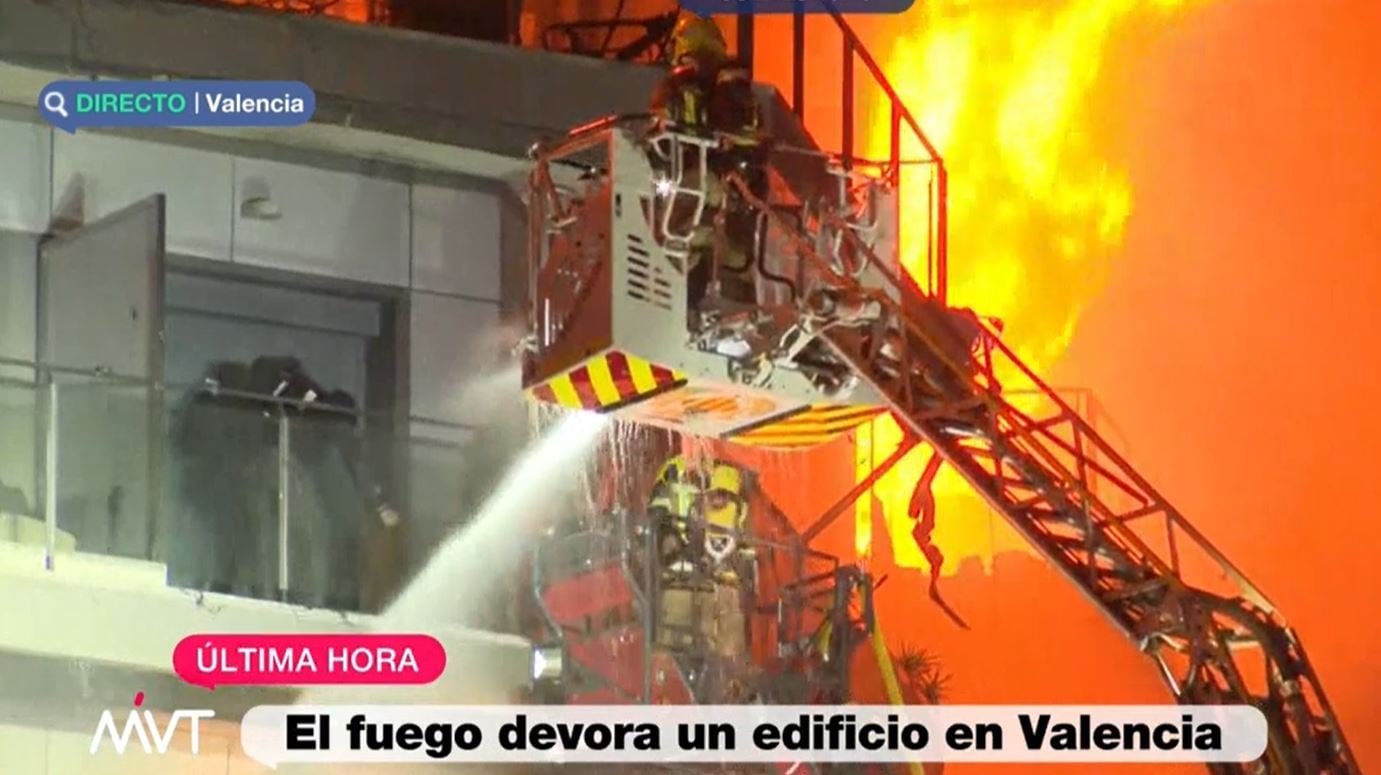 Imagen del rescate de dos personas en el incendio de un edificio de Valencia